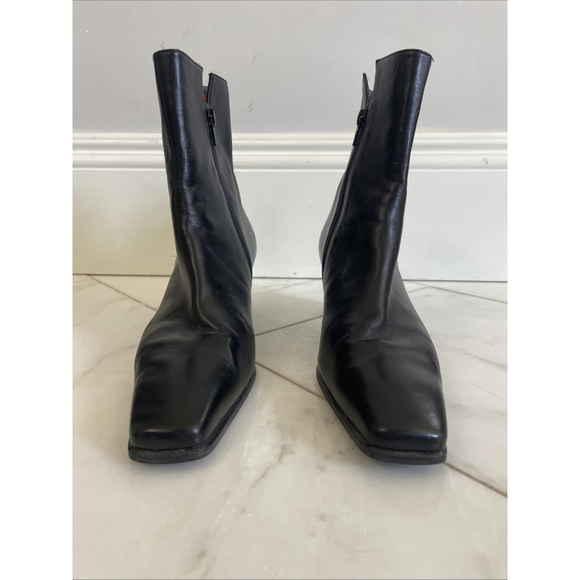 Stuart Weitzman, Women’s Size 9 Narrow, Black Leather Heeled Ankle Boots Zip Up - Picture 2 of 11